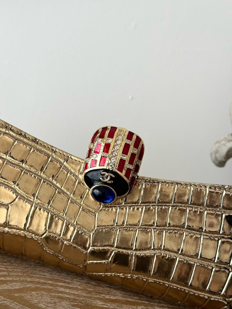 Chanel Métiers d'Art 2018/19 Collection Gold Crocodile Embossed Scarab Clutch – Luxurious Ancient Egyptian Motif