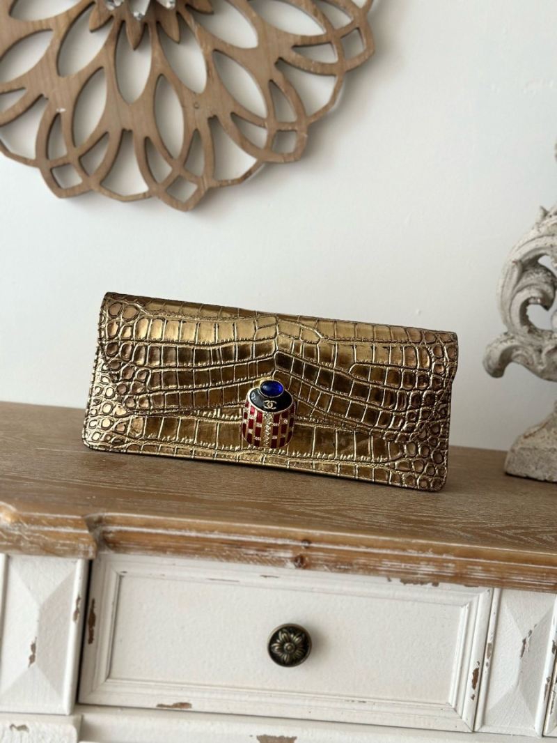 Chanel Métiers d'Art 2018/19 Collection Gold Crocodile Embossed Scarab Clutch – Luxurious Ancient Egyptian Motif
